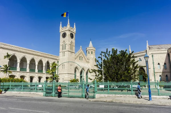 Bridgetown Barbados Prosince 2013 Lidé Kráčející Před Budovou Parlamentu Která — Stock fotografie