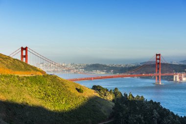 Golden Gate Köprüsü, San Francisco Körfezi 'ndeki Golden Gate Boğazı' nı gösteriyor. Kaliforniya, ABD