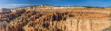 Öğleden sonra Bryce Point 'ten görülen amfitiyatro Bryce Canyon Ulusal Parkı, Utah, ABD. Panoramik fotoğraf