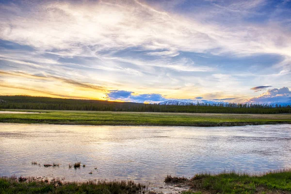 黄石公园美丽而生动的落日 高山和天空在湖中反射 美国怀俄明州 — 图库照片