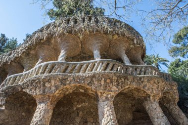 BARCELONA, İSPAN - 22 Mart 2019: Park Guell, Antonio Gaudi. Antonio Gaudi 'nin Park Guell, Barcelona' daki ağaç gövdesine benzeyen taş sütunlar. İspanya 