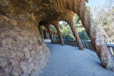 BARCELONA, İSPAN - 22 Mart 2019: Park Guell, Antonio Gaudi. Antonio Gaudi 'nin Park Guell, Barcelona' daki ağaç gövdesine benzeyen taş sütunlar. İspanya 