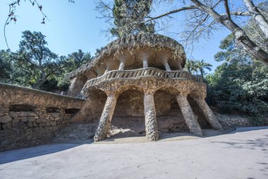 Antonio Gaudi 'nin Park Guell, Barcelona' daki ağaç gövdesine benzeyen taş sütunlar. İspanya 