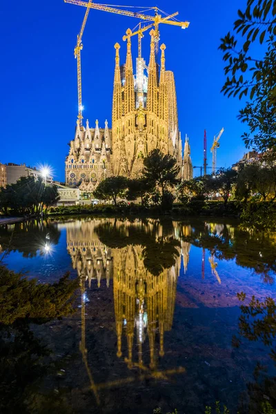 巴塞罗那 Spain March 安东尼奥 Antonio Gaudi Sagrada Familia 著名的西班牙大教堂 日落后倒映在池塘里 — 图库照片