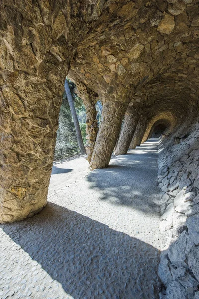 Barcelona スペイン 2019年3月22日 Park Guell Antonio Gaudi バルセロナのパーク グエルにあるアントニオ ガウディの木の幹に似た石造りの柱廊 — ストック写真