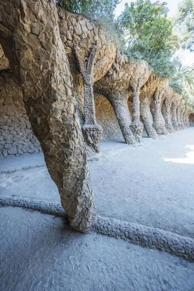 Barcelona スペイン 2019年3月22日 Park Guell Antonio Gaudi バルセロナのパーク グエルにあるアントニオ ガウディの木の幹に似た石造りの柱廊 — ストック写真