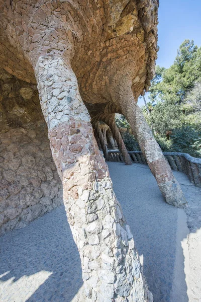 Barcelona スペイン 2019年3月22日 Park Guell Antonio Gaudi バルセロナのパーク グエルにあるアントニオ ガウディの木の幹に似た石造りの柱廊 — ストック写真