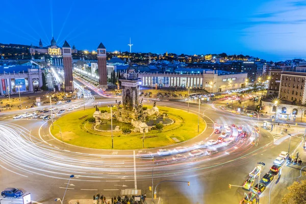 Barcelona Spain 2019年3月23日 日落后的埃斯帕纳广场 Plaza Espana 有很长的曝光时间和明显的过往车辆光迹 西班牙加泰罗尼亚 — 图库照片