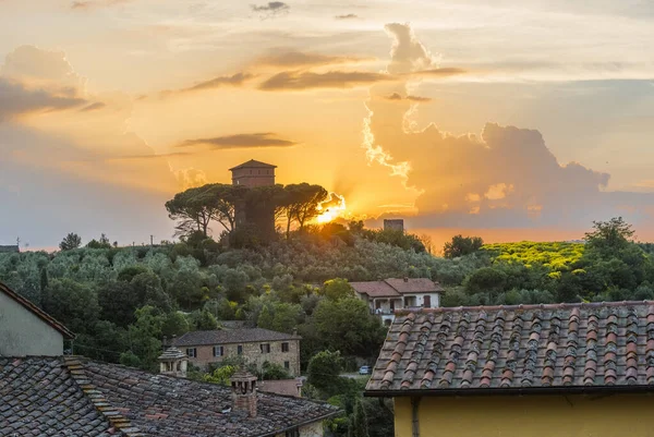 Slunce Zapadá Nad Starou Pevností Medici Nedaleko Města Lucignano Toskánsku — Stock fotografie