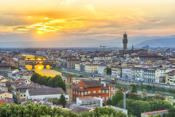 Živý Západ Slunce Nad Řekou Arno Florencii Vidět Michelangelova Náměstí — Stock fotografie