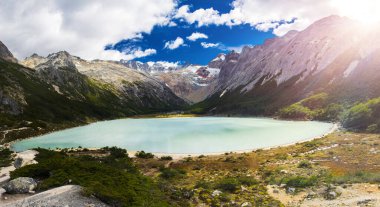Andes dağ ve göl Laguna Esmeralda Ushuaia Tierra del Fuego, Arjantin için yakın. Panoramik fotoğraf