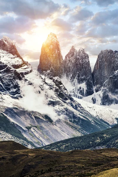 Torres Del Paine Picchi Provenienti Nuvole Momento Drammatico Tramonto Parco — Foto Stock