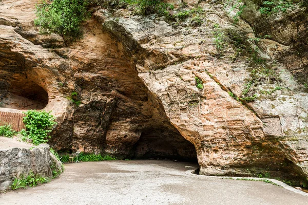 古特曼洞 Gutmanis Cave 古特曼洞 是17世纪的一个地标 在砂岩上有碑文 Gauja国家公园 拉脱维亚Sigulda — 图库照片