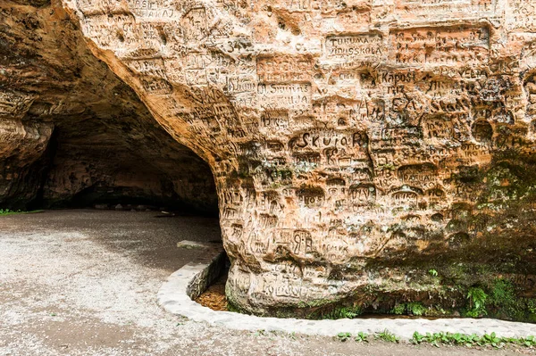 Cueva Gutmanis Cueva Gutman Hito Con Inscripciones Piedra Arenisca Del —  Fotos de Stock