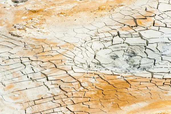 Terreno agrietado cerca de mudpot — Foto de Stock