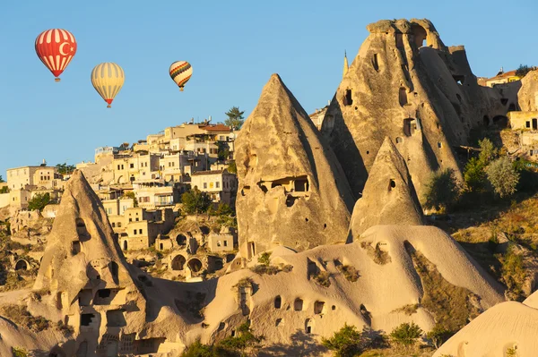 Heta ballonger över Üçhisar — Stockfoto