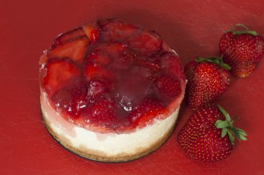 Kırmızı çilek cheesecake