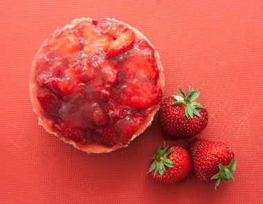 Kırmızı çilek cheesecake