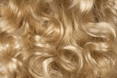 kıvırcık sarı saçlı