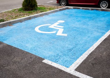 Bir park yerine engelli sembolü çizilmiş.