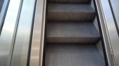 Boş yürüyen merdiven yukarı çıkıyor.