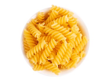 Beyaz arkaplanda izole edilmiş fusilli makarna yığını. Üst manzara.