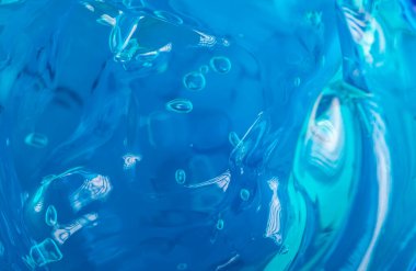 Mavi sıvı jel. Şeffaf cilt bakım ürünü