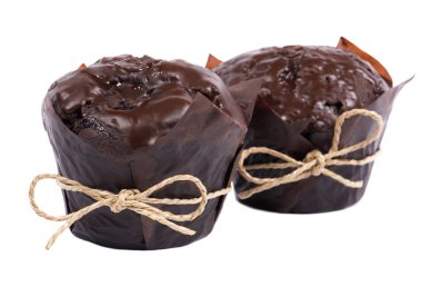 beyaz zemin üzerine çikolatalı muffin