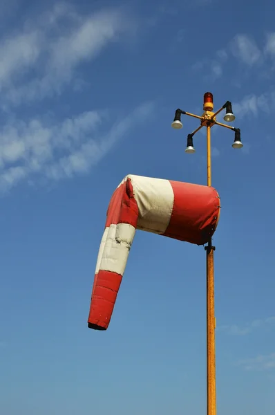 Větrný rukáv červené a bílé airfield — Stock fotografie