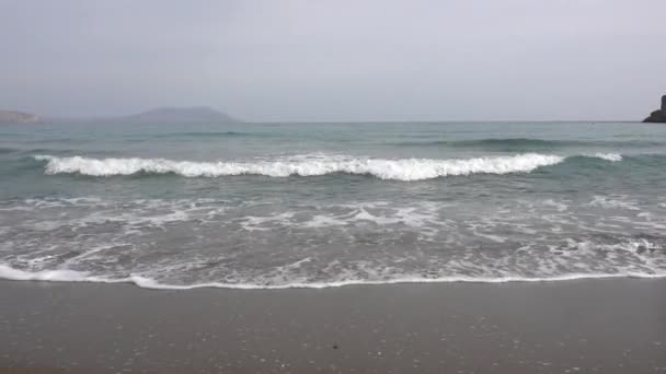Neuspěchané vlny Černého moře se táhnou po písčitém břehu. Klidný zamračený den. Mlha. Relaxace — Stock video