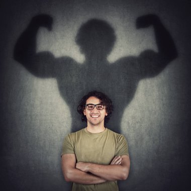 Kendinden emin genç adam gölgeleri duvardaki kaslı bir insana dönüşür. İçsel gücün metaforu olarak. Motive olmuş bir adam büyük pazıları süper güç olarak hayal edebiliyor. Halk kendini savunma kavramı.