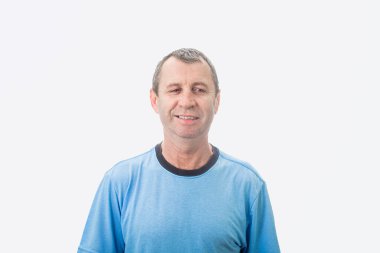 Orta yaşlı bir adam beyaz arka planda huysuz hissediyor. Beyaz arka planda çok hoşnutsuz görünen sinirli orta yaşlı bir adamın portresi. Negatif insan duyguları .