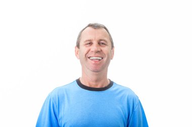  Beyaz arka planda izole edilmiş günlük tişörtler giyen mutlu orta yaşlı bir adam. Beyaz arka planda izole bir şekilde gülümseyen neşeli yaşlı adamın portresi. Orta Çağ Pozitif Duygular.