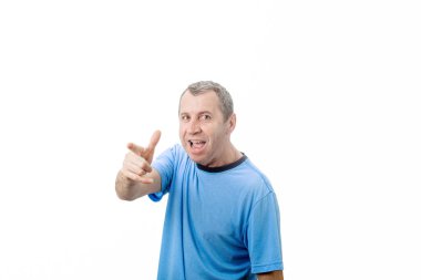 Sinirli, orta yaşlı bir adam kameraya işaret parmağıyla işaret ediyor, birini azarlamak gibi, beyaz arka planda kopya alanı ile izole edilmiş..