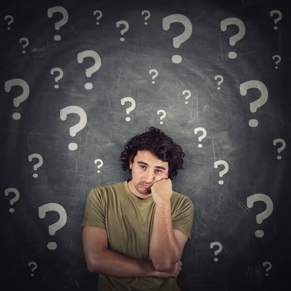 Меланхоличный молодой человек, длинные вьющиеся волосы, держит один кулак под щекой, выглядит сомнительным и неуверенным, когда его окружают многочисленные следы допроса. Загадочный человек имеет множество вопросов, концепция викторины.