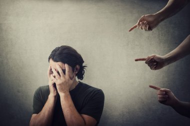 Hayal kırıklığına uğramış ve utanmış bir adam, avuçlarıyla yüzünü örterken, bir çok insan onu suçluyor ve azarlıyor. Adam duygusal çöküntü ve depresyon yaşıyor, baskı altında.