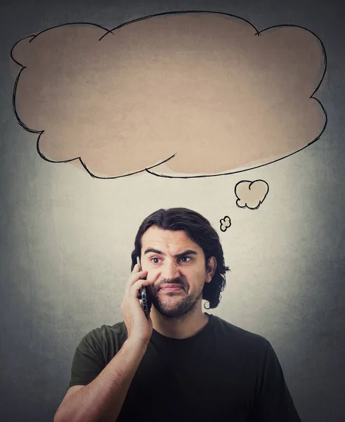 Frusztrált Férfi Egy Telefonbeszélgetés Közben Elégedetlen Kifejezést Üres Gondolat Buborék — Stock Fotó