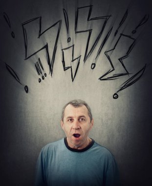 Şok olmuş orta yaşlı bir adam, gri arka planda ağzı ve gözleri açık, izole bir şekilde bakıyor. Şaşırmış son sınıf öğrencisi, afallamış bir ifade. Başının üstünde yıldırım çizimleri ve ünlem işaretleri var.