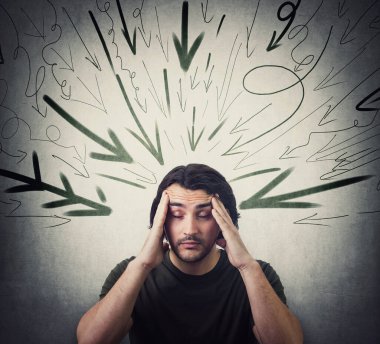 Yorgun adam ellerini şakaklara uzatır, gözleri kapalıdır, baş ağrısını hisseder, çünkü birden fazla ok başına negatif ok saplanır. Yorgun insan yüksek tansiyon, yorgunluk ve umutsuzluk kavramı