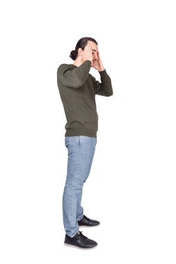 Baş ağrısı çeken, beyaz arka planda izole edilmiş tapınakları işaret eden, uzun boylu, stresli bir adamın portresi. Acı çeken adam, akıl sağlığı sorunları, depresyon. Bunama Hastalığı.