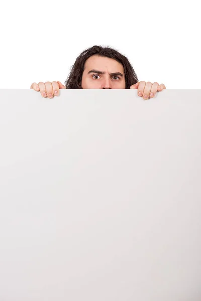 Zweifelnder Mann Der Sich Hinter Einem Leeren Whiteboard Versteckt Und — Stockfoto