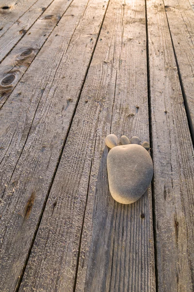 Schritt der Kieselsteine über Holzplanken — Stockfoto