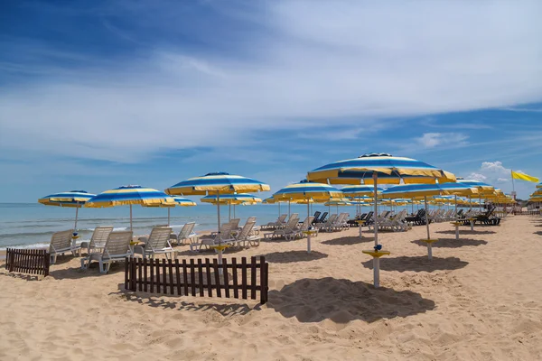 Playa con sombrillas en verano — Foto de Stock