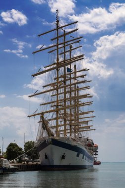 Yelkenli gemi limanda