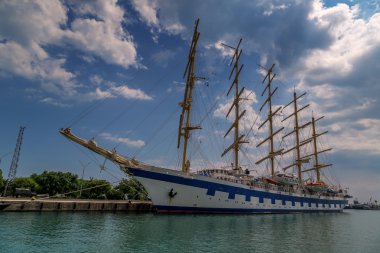 Beş direk yelkenli gemi