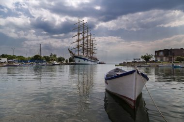 Balıkçı teknesi ve büyük yelkenli gemi