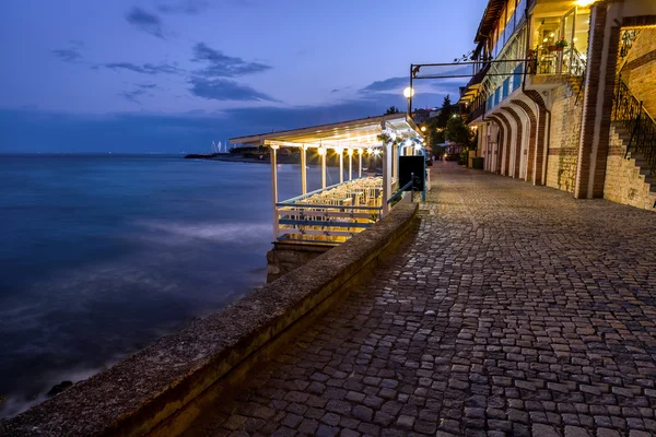 Coastal straat met restaurants in de nacht — Stockfoto