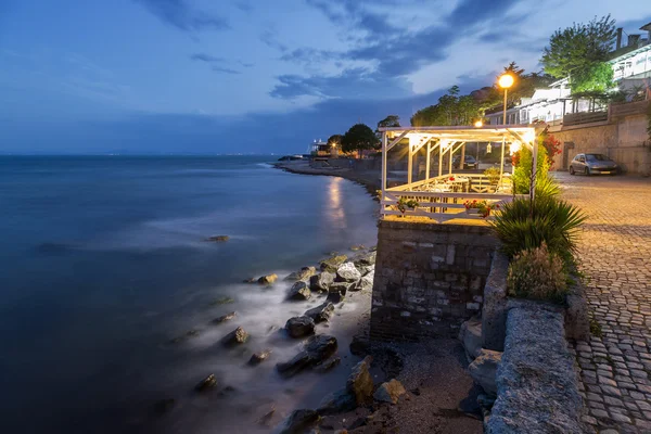Ресторан на пляжі вночі — стокове фото