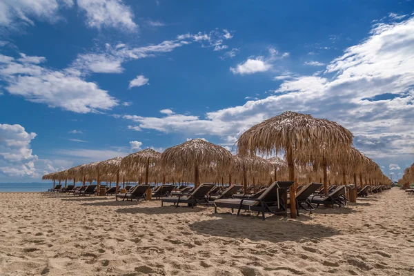 Parasols op het strand — Stockfoto