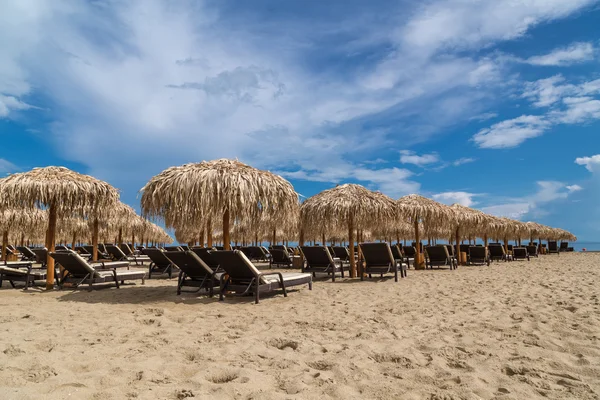 Strand mit Sonnenschirmen im Sommer — Stockfoto